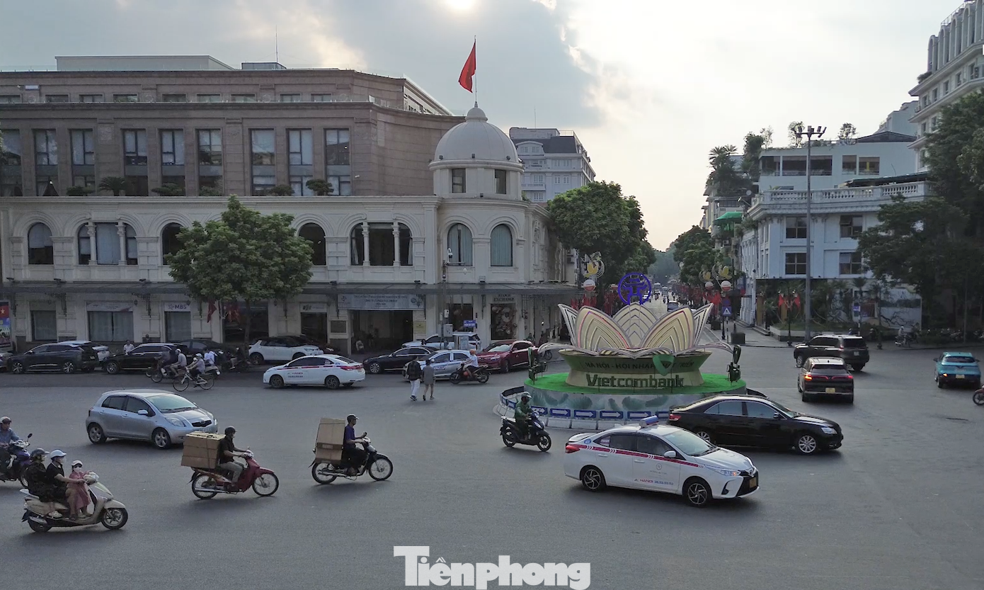 Theo tìm hiểu, phố Tràng Tiền đã có tuổi đời hơn 2 thế kỷ, có độ dài khoảng 708m từ ngã ba Trần Quang Khải - Trần Khánh Dư đến ngã tư Hàng Bài - Hàng Khay - Đinh Tiên Hoàng. Đây cũng là tuyến phố duy nhất ở Thủ đô có mái che vỉa hè.