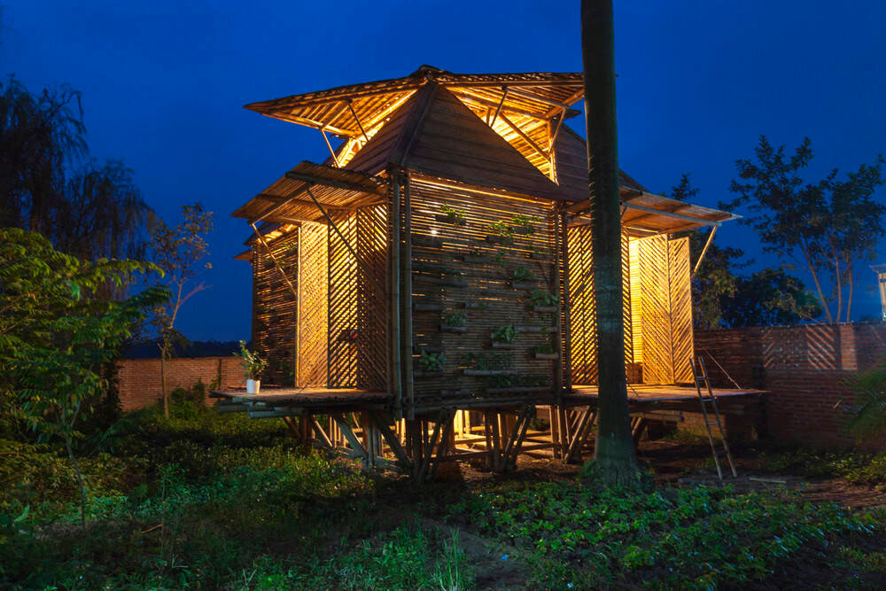 Theo thiết kế, ngôi nhà được làm từ tre, một vật liệu có sẵn và hợp với khí hậu Việt Nam. Trong khi đó, mái nhà được làm bằng lá cọ, cũng là một vật liệu phổ biến tại Việt Nam.