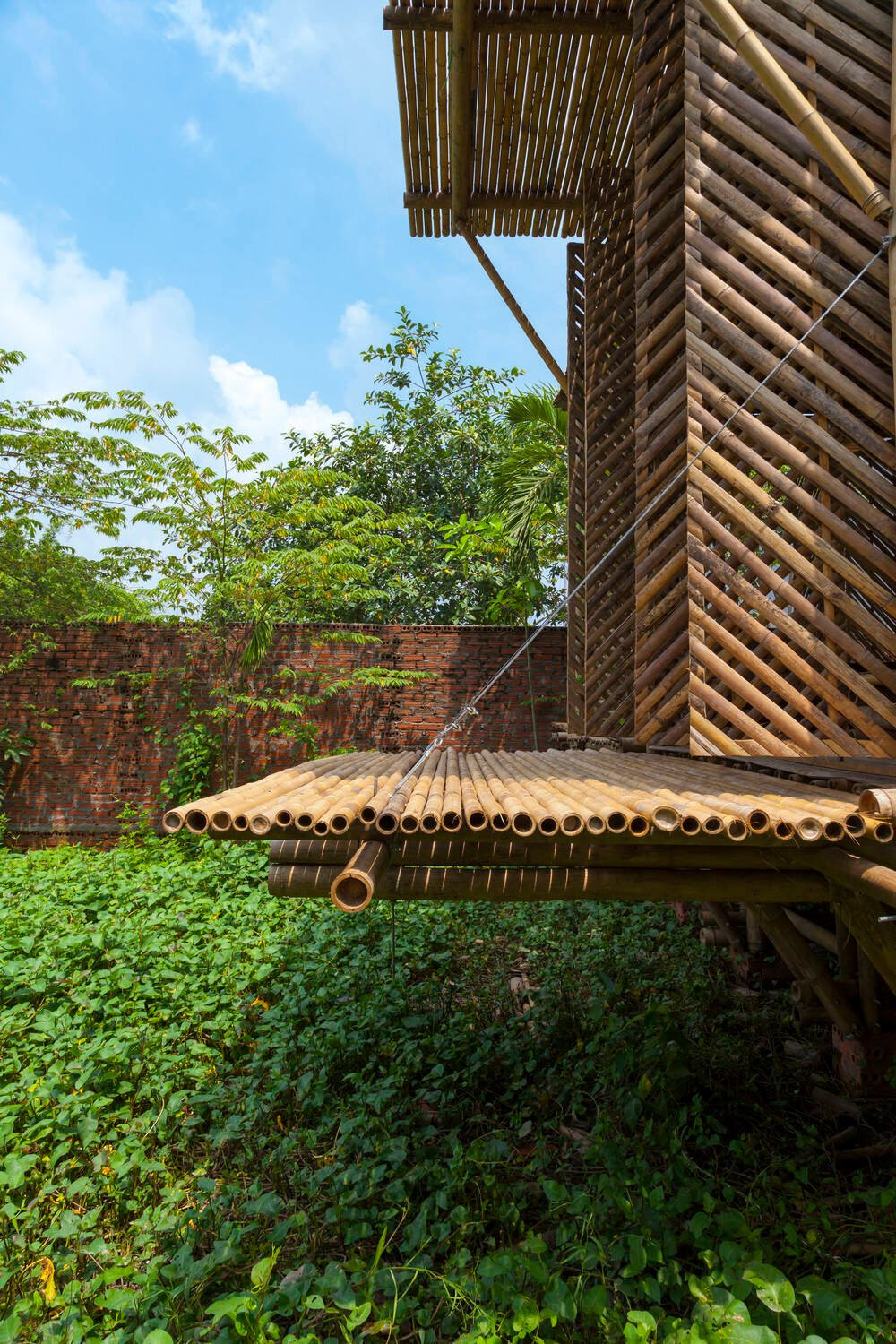 Ngôi nhà ra đời xuất phát từ thực tế quá trình biến đổi khí hậu trên thế giới và Việt Nam ngày càng phức tạp với những trận bão lũ, sạt lở đất.