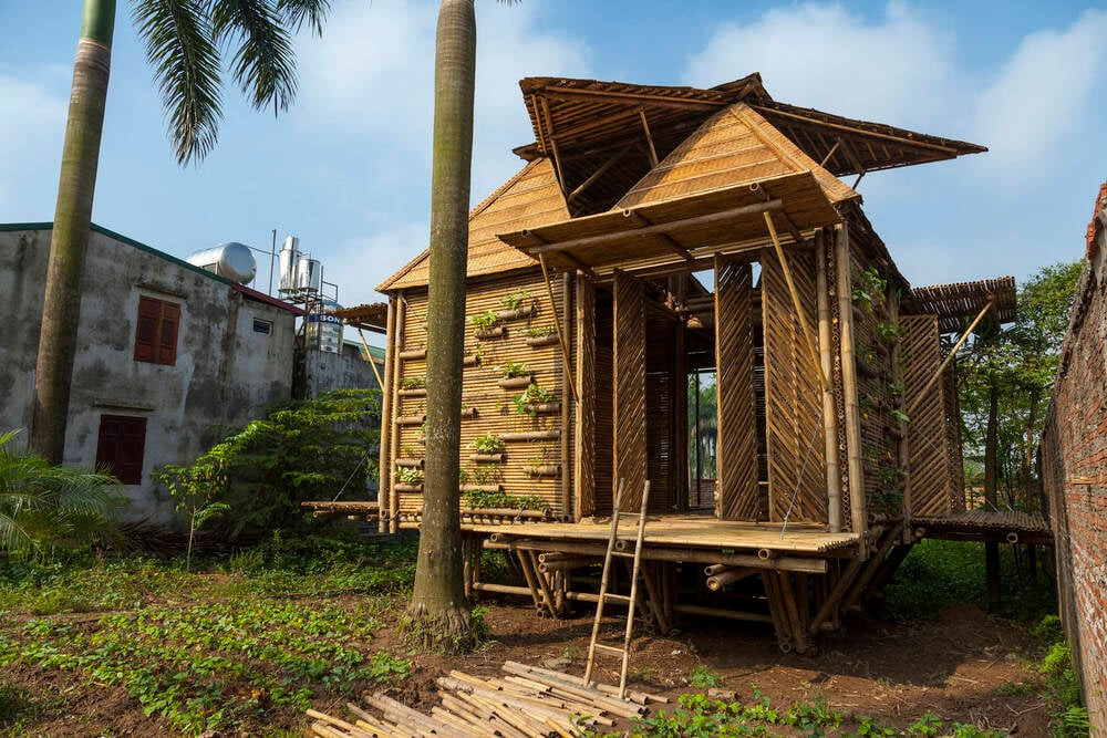 Đây là mẫu nhà tre từng đoạt giải Highly Commended Awards của giải thưởng kiến trúc AR House Awards 2014, sau đó lại đoạt giải giải Nhất (Winner) / hạng mục Kiến trúc nhỏ trong Giải thưởng Kiến trúc Mỹ (AAP) năm 2017.