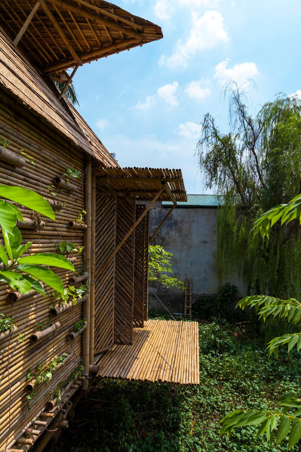 Ngôi nhà ra đời xuất phát từ thực tế quá trình biến đổi khí hậu trên thế giới và Việt Nam ngày càng phức tạp với những trận bão lũ, sạt lở đất.