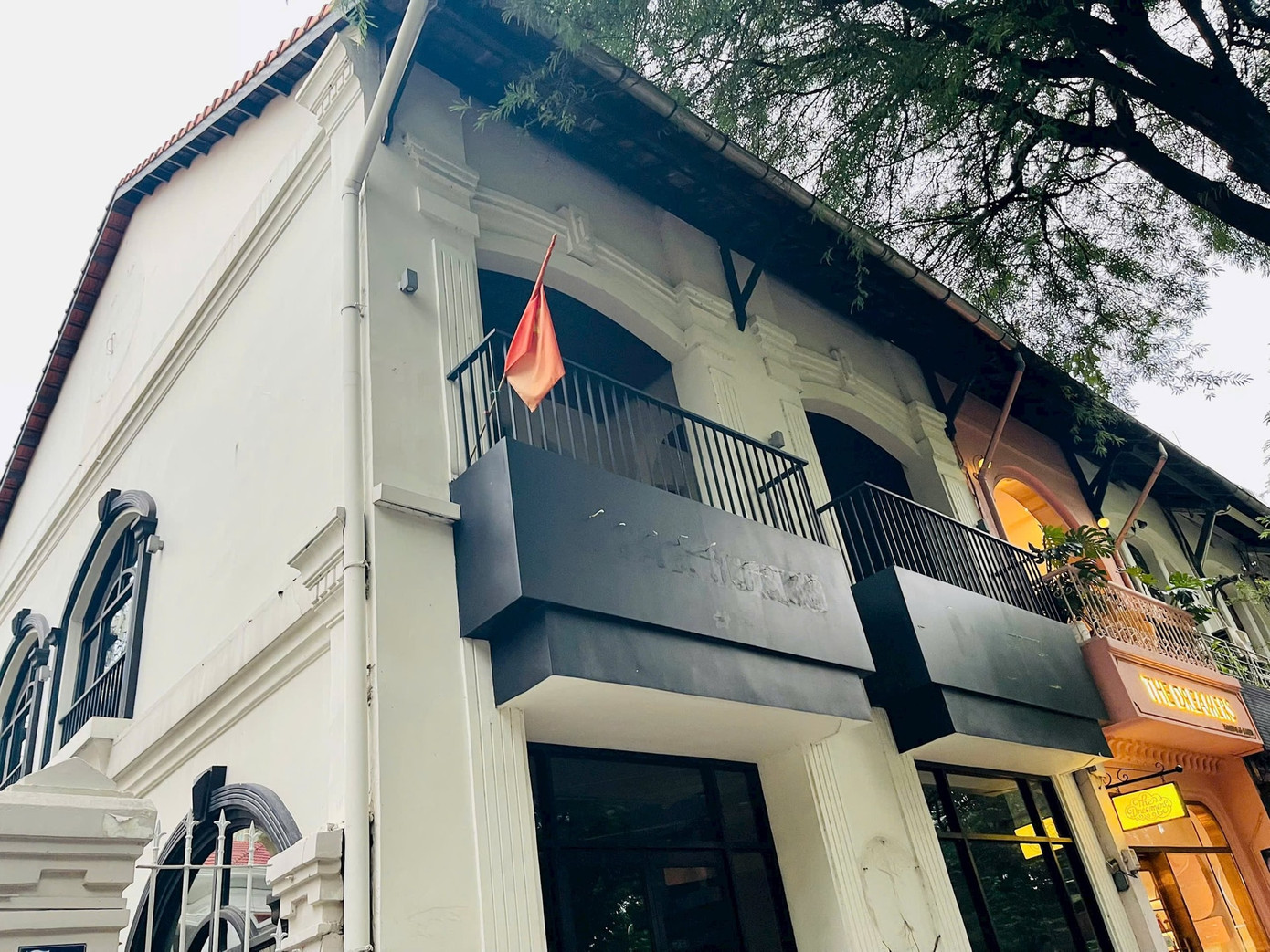 Mặt bằng 11-13 Hàn Thuyên (Quận 1, TP HCM) được nhiều môi giới bất động sản đăng tin tìm người thuê, với giá 30.000 USD/tháng (tương đương hơn 750 triệu đồng/tháng), sau khi thương hiệu Starbucks Việt Nam trả mặt bằng.