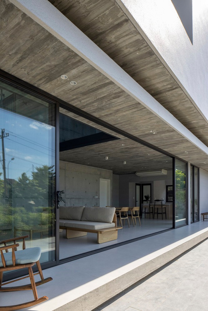 Cửa kính trượt được sử dụng rộng rãi và khi mở hoàn toàn, chúng xóa bỏ ranh giới giữa trong nhà và ngoài trời, mang lại không gian liền mạch, trong khi vẫn duy trì sự riêng tư cần thiết cho chủ sở hữu.