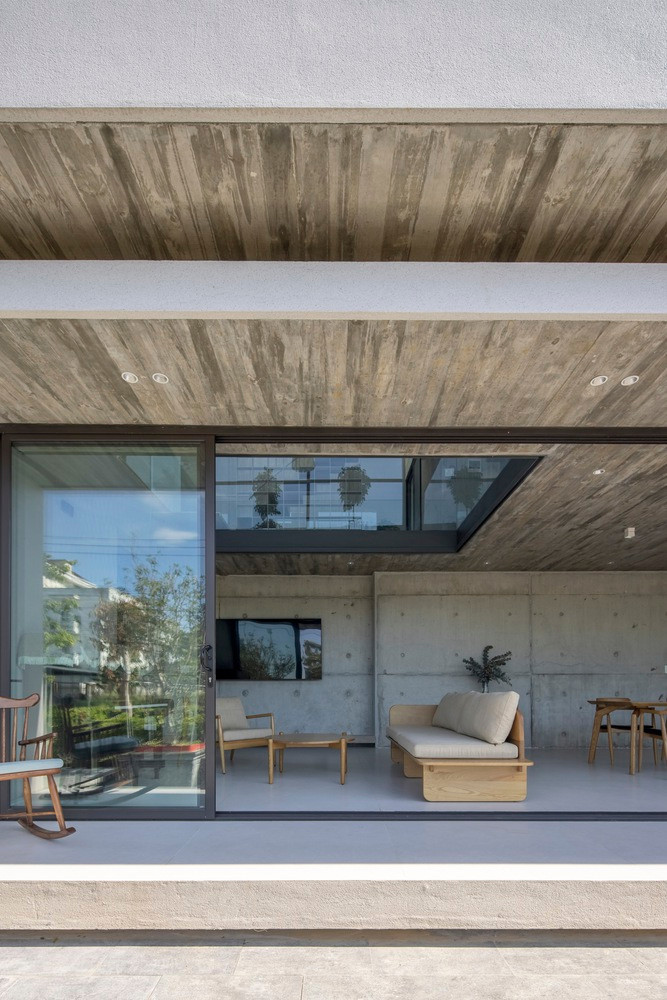 Lớp vỏ tạo ra các hiên nhà và loggia, cho phép thông gió tự nhiên và điều chỉnh ánh sáng đồng thời bảo vệ nội thất khỏi sự tiếp xúc trực tiếp với thời tiết.