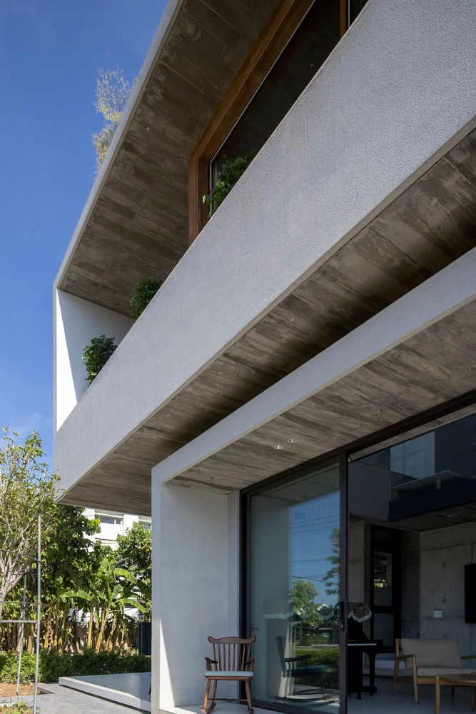 Sân trong này không chỉ có chức năng là khu vực cho các hoạt động ngoài trời, như tiệc nướng BBQ mà còn là cây cầu kết nối không gian sống với thiên nhiên, thúc đẩy sự thư giãn và hòa hợp.