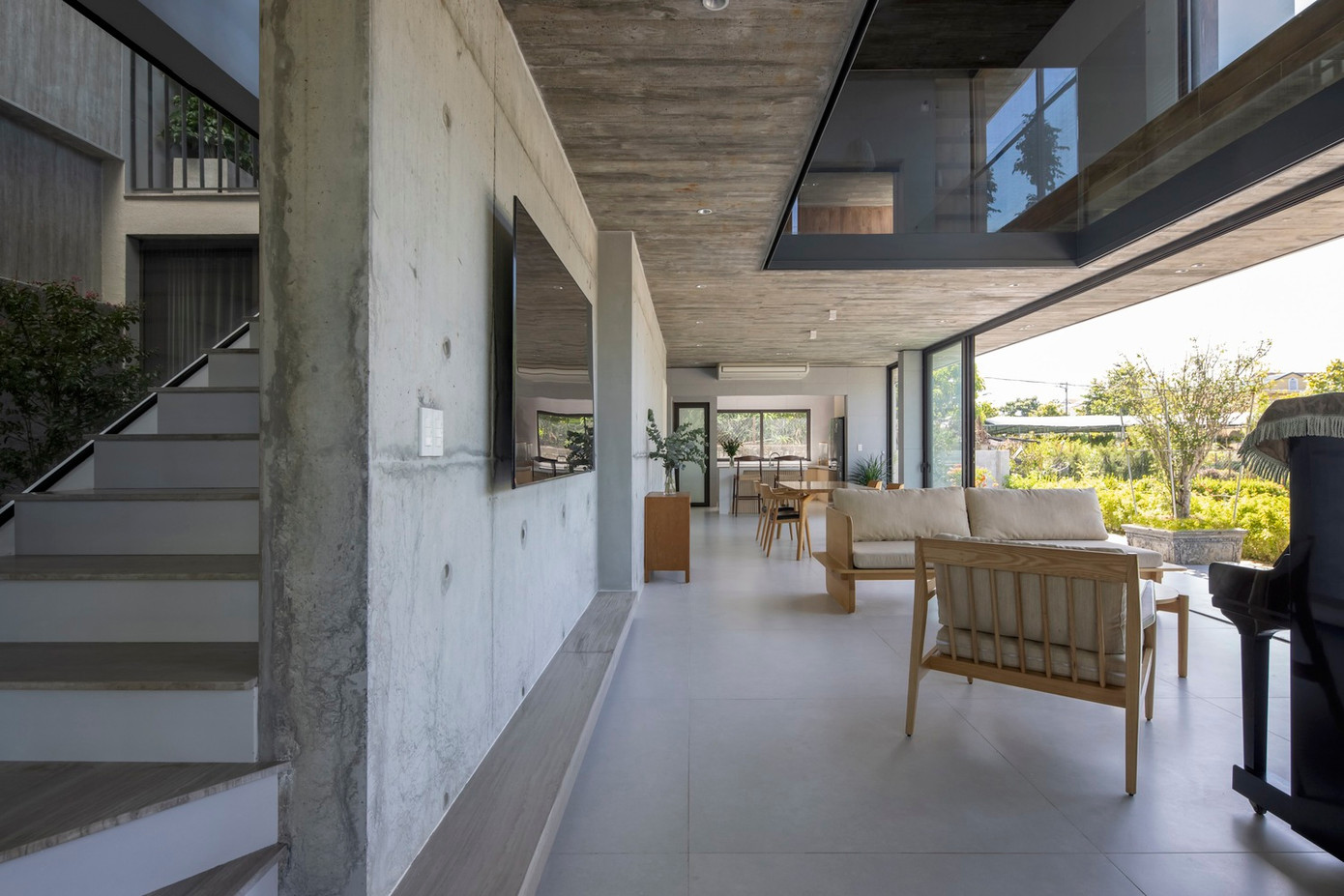 Toàn bộ ngôi nhà, bao gồm cả trần và tường, được xây dựng từ bê tông trần, giữ nguyên kết cấu tự nhiên để giảm thiểu chi phí hoàn thiện.