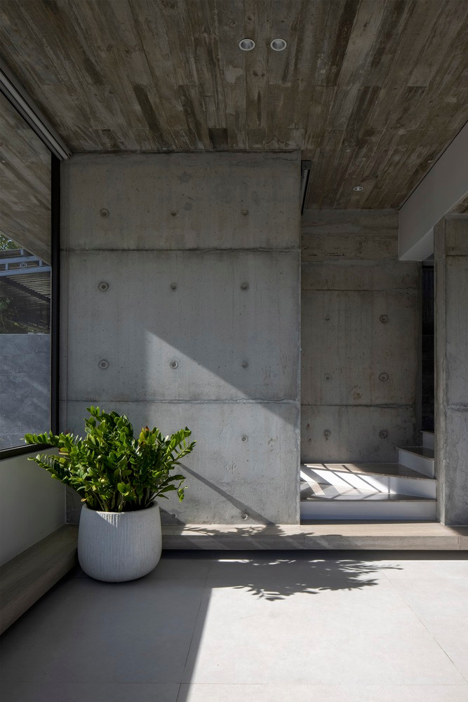 Bê tông thô này lý tưởng cho khí hậu nhiệt đới ẩm của Huế, mang lại độ bền chống thấm nước và nấm mốc. Tính thẩm mỹ chưa hoàn thiện của bê tông góp phần vào tính bền vững và sức hấp dẫn tự nhiên của ngôi nhà.