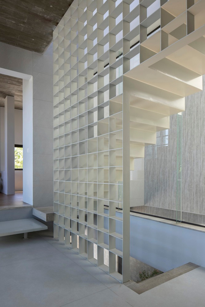 Lớp vỏ tạo ra các hiên nhà và loggia, cho phép thông gió tự nhiên và điều chỉnh ánh sáng đồng thời bảo vệ nội thất khỏi sự tiếp xúc trực tiếp với thời tiết.