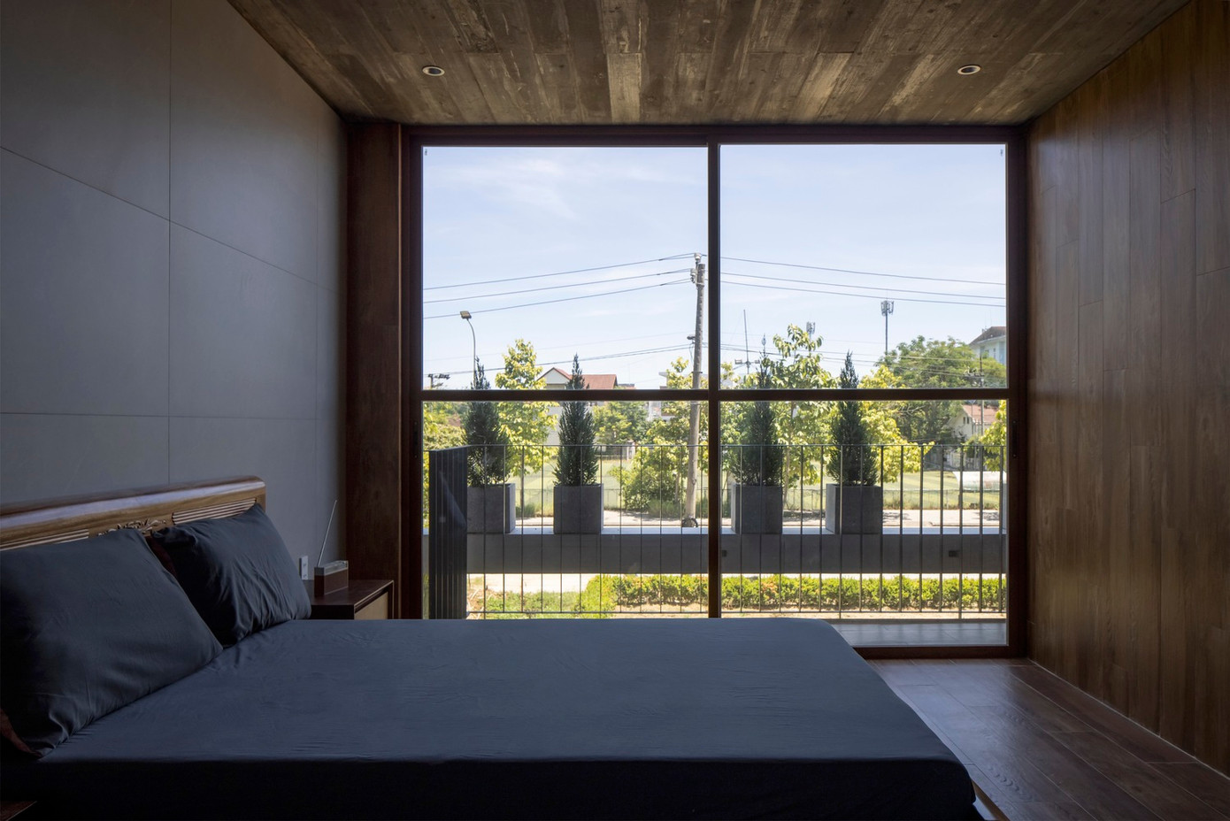 Bê tông thô này lý tưởng cho khí hậu nhiệt đới ẩm của Huế, mang lại độ bền chống thấm nước và nấm mốc. Tính thẩm mỹ chưa hoàn thiện của bê tông góp phần vào tính bền vững và sức hấp dẫn tự nhiên của ngôi nhà.