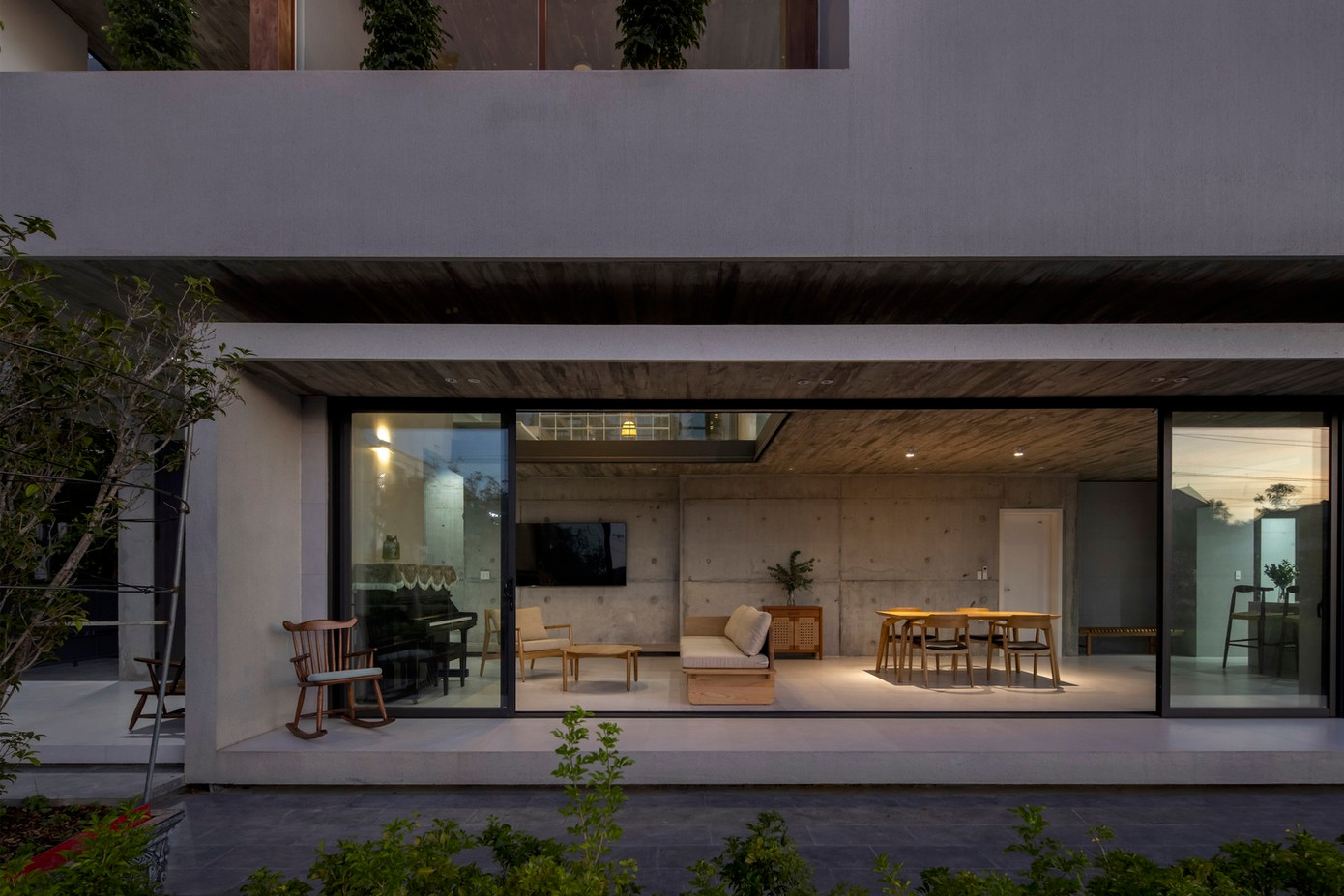 Các kiến trúc sư nhấn mạnh vào tính bền vững, tận dụng các yếu tố tự nhiên như ánh sáng, gió và cây xanh để nâng cao chất lượng cuộc sống cho người sống trong nhà.