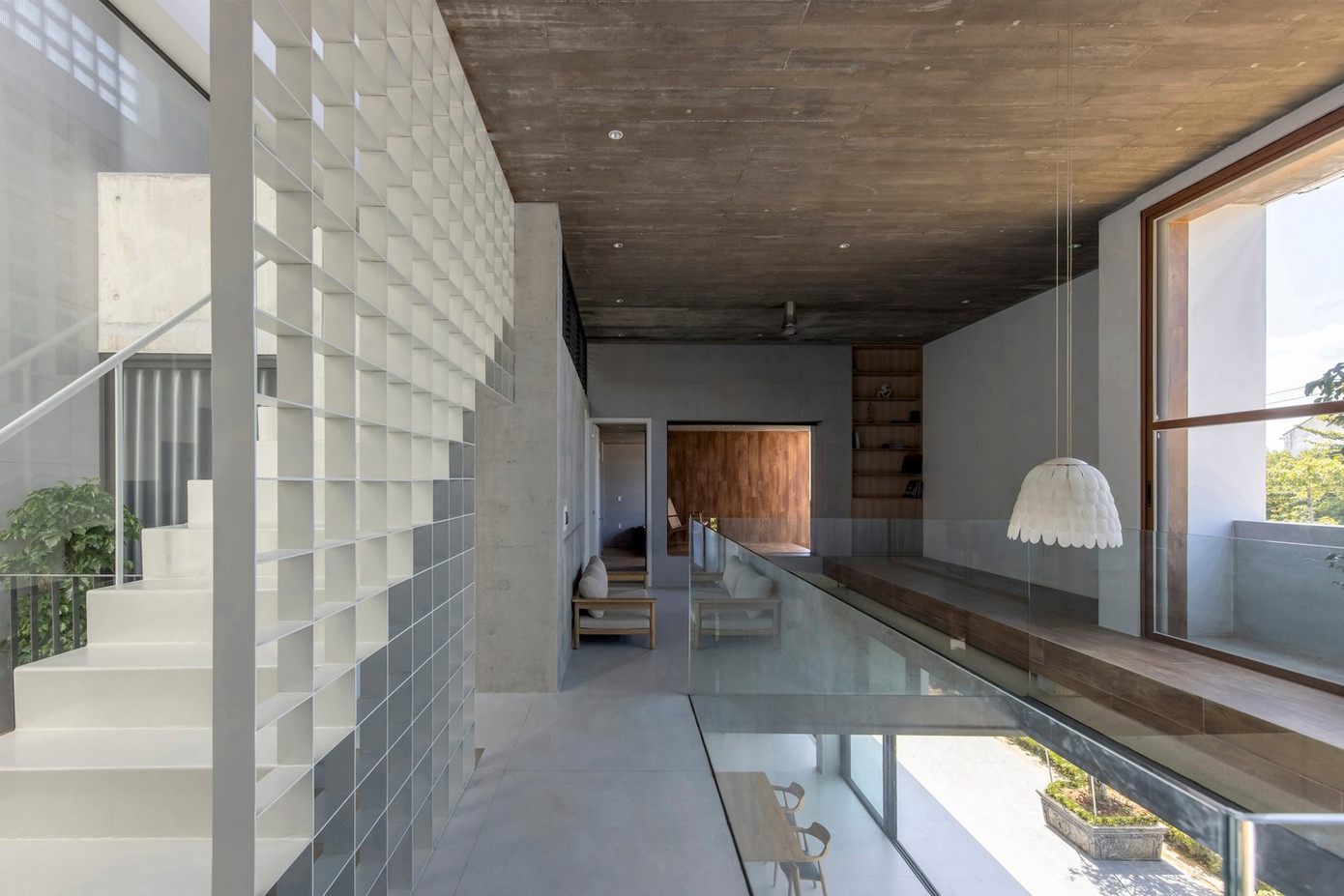 Các kiến trúc sư nhấn mạnh vào tính bền vững, tận dụng các yếu tố tự nhiên như ánh sáng, gió và cây xanh để nâng cao chất lượng cuộc sống cho người sống trong nhà.