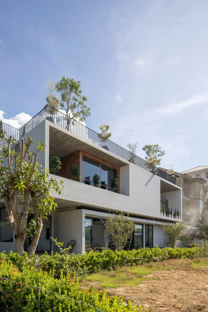 Sân trong này không chỉ có chức năng là khu vực cho các hoạt động ngoài trời, như tiệc nướng BBQ mà còn là cây cầu kết nối không gian sống với thiên nhiên, thúc đẩy sự thư giãn và hòa hợp.