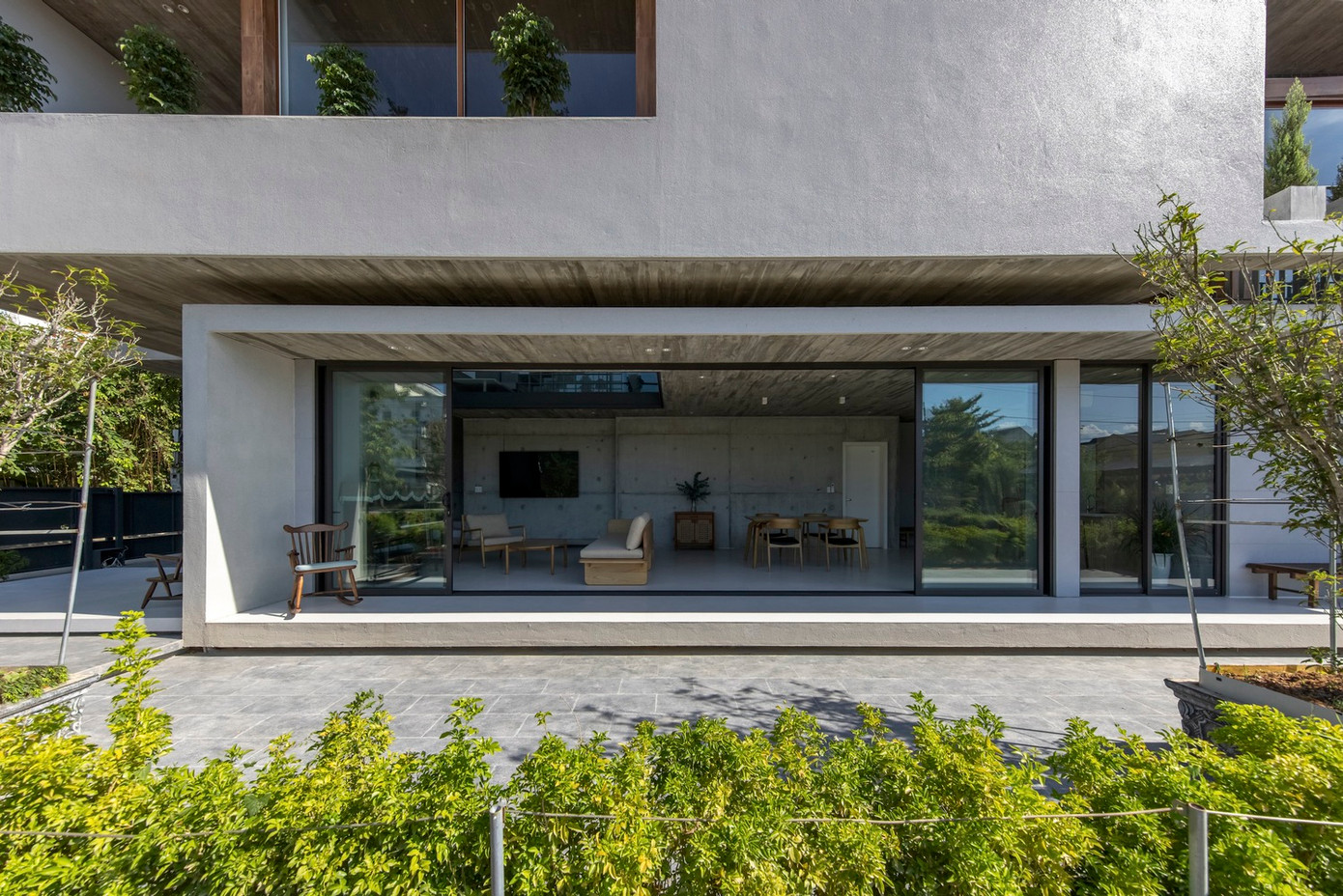 Tầng trệt có các không gian chung được kết nối với nhau, tất cả đều hướng ra khu vườn.