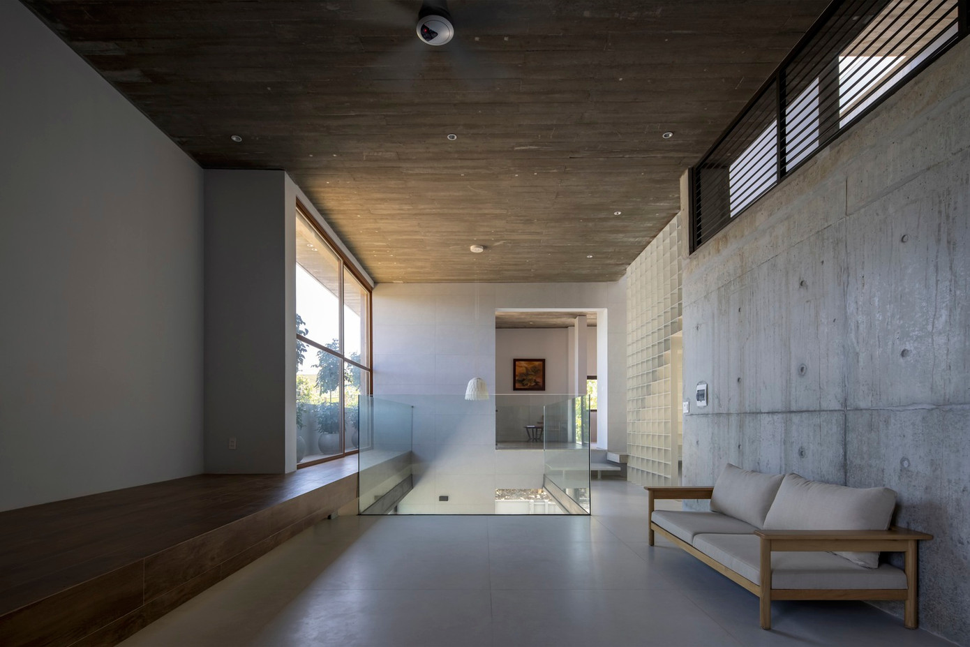 Các kiến trúc sư nhấn mạnh vào tính bền vững, tận dụng các yếu tố tự nhiên như ánh sáng, gió và cây xanh để nâng cao chất lượng cuộc sống cho người sống trong nhà.