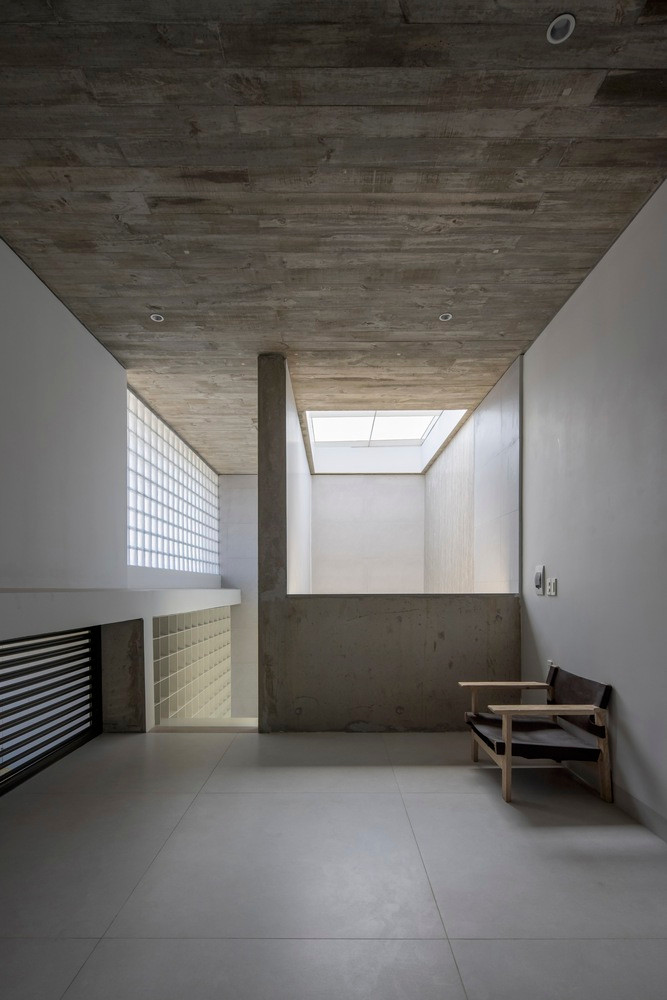 Bê tông thô này lý tưởng cho khí hậu nhiệt đới ẩm của Huế, mang lại độ bền chống thấm nước và nấm mốc. Tính thẩm mỹ chưa hoàn thiện của bê tông góp phần vào tính bền vững và sức hấp dẫn tự nhiên của ngôi nhà.