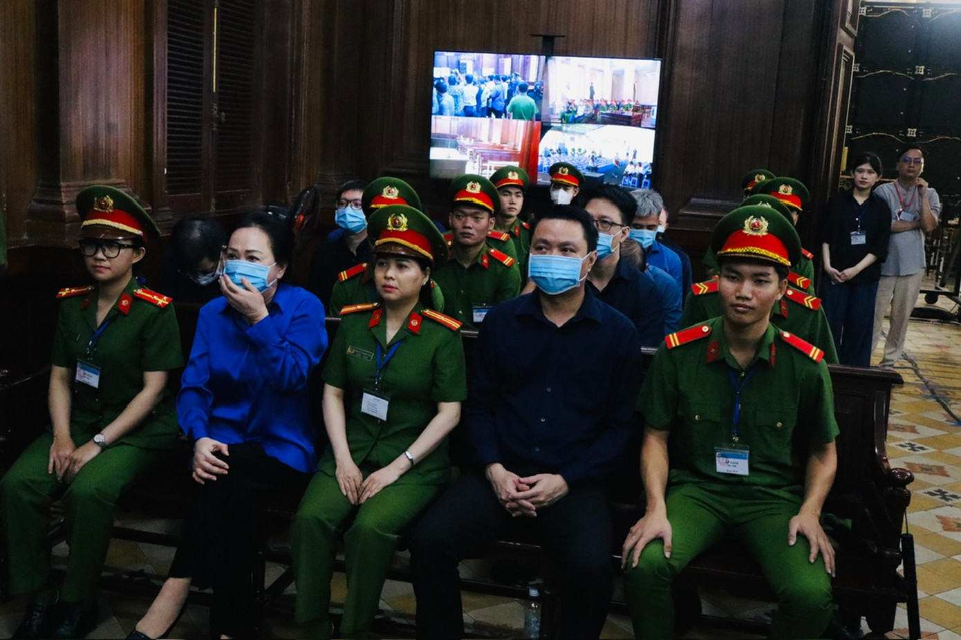 Bà Trương Mỹ Lan và các bị cáo tại phiên tòa ngày 4/11. Ảnh: Tân Châu Bà Trương Mỹ Lan và các bị cáo tại phiên tòa ngày 4/11. Ảnh: Tân Châu