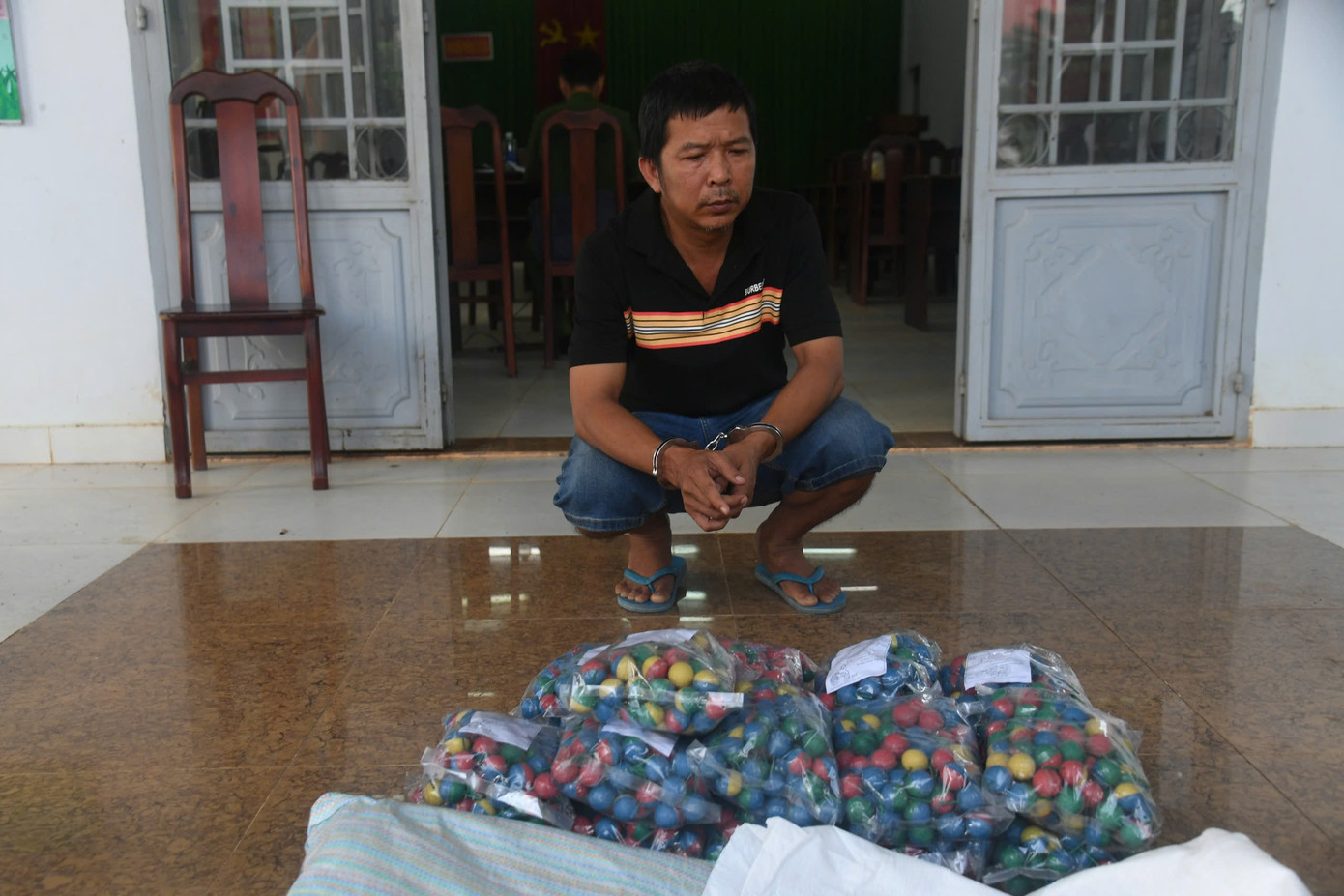 Nguyễn Văn Quốc cùng tang vật pháo ném. Ảnh: BPTN Nguyễn Văn Quốc cùng tang vật pháo ném. Ảnh: BPTN