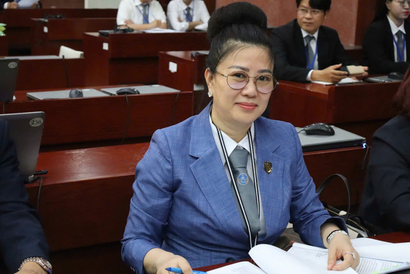 Luật sư Nguyễn Thị Huyền Trang, một trong các luật sư của bà Trương Mỹ Lan tại phiên tòa phúc thẩm giai đoạn 2. Ảnh: Tân Châu Luật sư Nguyễn Thị Huyền Trang, một trong các luật sư của bà Trương Mỹ Lan tại phiên tòa phúc thẩm giai đoạn 2. Ảnh: Tân Châu