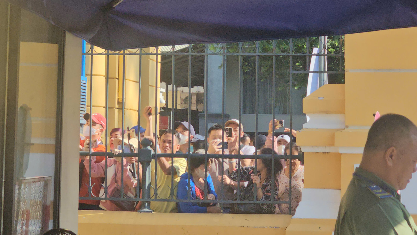 Rất đông người tụ tập bên ngoài khuôn viên tòa án để theo dõi diễn biến phiên họp.