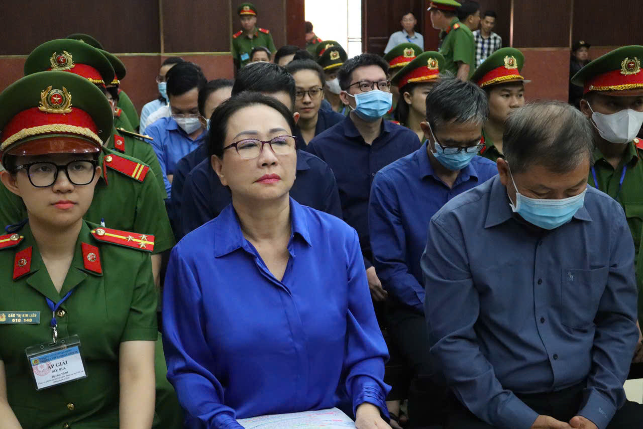 Bà Trương Mỹ Lan và các bị cáo tại phiên tòa phúc thẩm. Ảnh: Tân Châu.