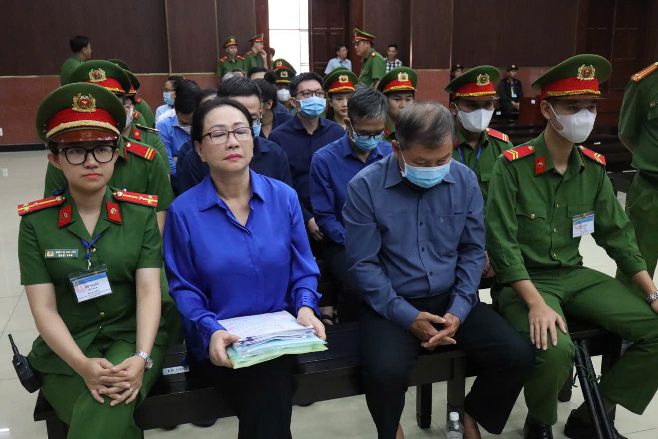 Bà Trương Mỹ Lan và các bị cáo tại phiên tòa phúc thẩm giai đoạn 1 vụ Vạn Thịnh Phát. Ảnh: Tân Châu Bà Trương Mỹ Lan và các bị cáo tại phiên tòa phúc thẩm giai đoạn 1 vụ Vạn Thịnh Phát. Ảnh: Tân Châu