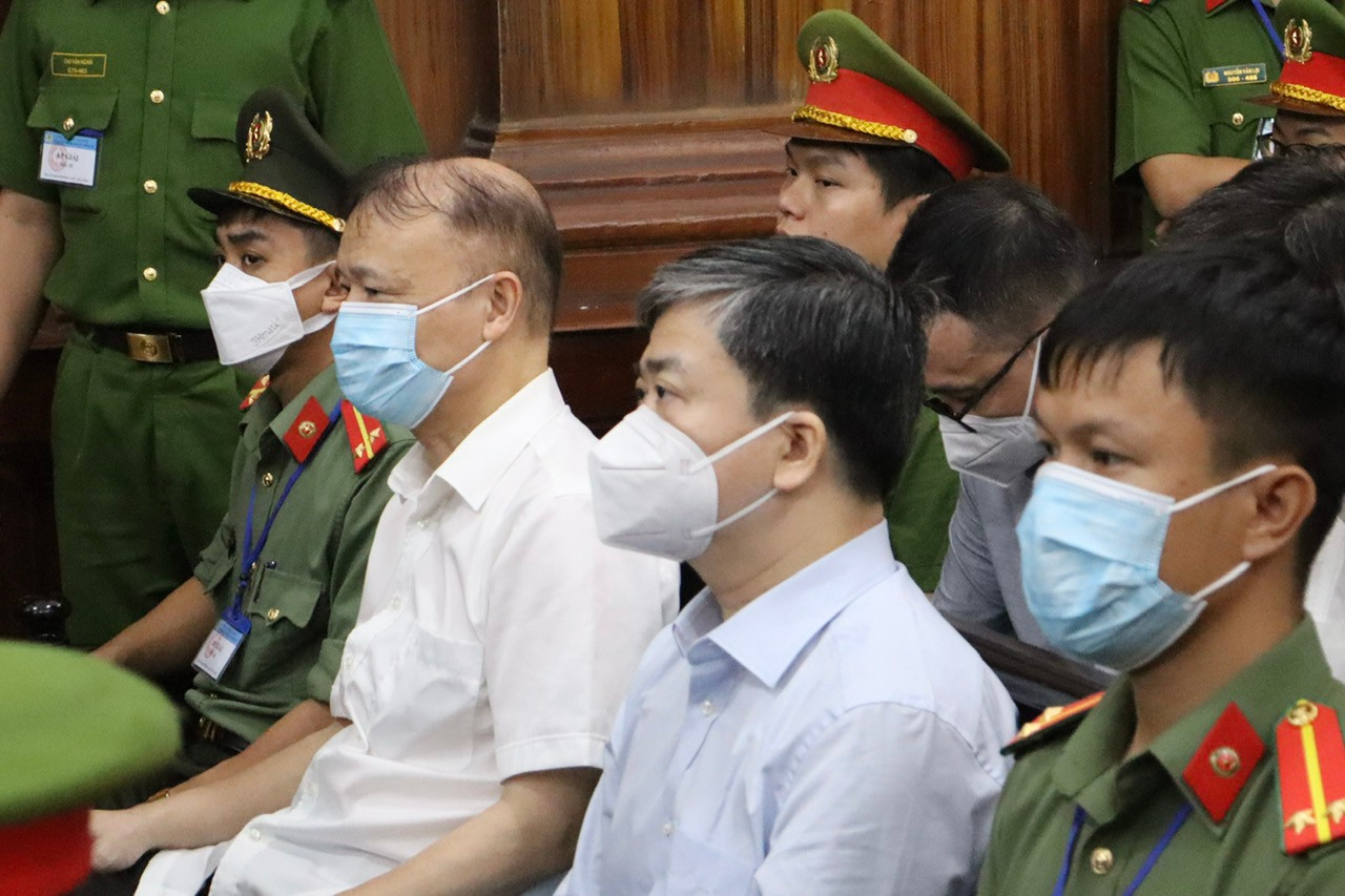 Cựu Bí thư Tỉnh ủy Bến Tre Lê Đức Thọ (phải) và cựu Thứ trưởng Bộ Công Thương Đỗ Thắng Hải tại phiên tòa. Ảnh: Tân Châu. Cựu Bí thư Tỉnh ủy Bến Tre Lê Đức Thọ (phải) và cựu Thứ trưởng Bộ Công Thương Đỗ Thắng Hải tại phiên tòa. Ảnh: Tân Châu.