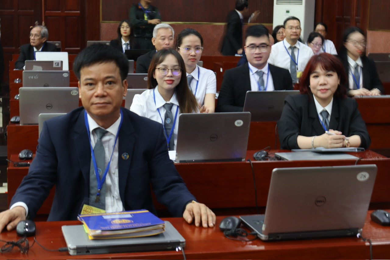 Luật sư Đặng Kim Chinh (trái sang) tại phiên tòa. Ảnh: Tân Châu Luật sư Đặng Kim Chinh (trái sang) tại phiên tòa. Ảnh: Tân Châu