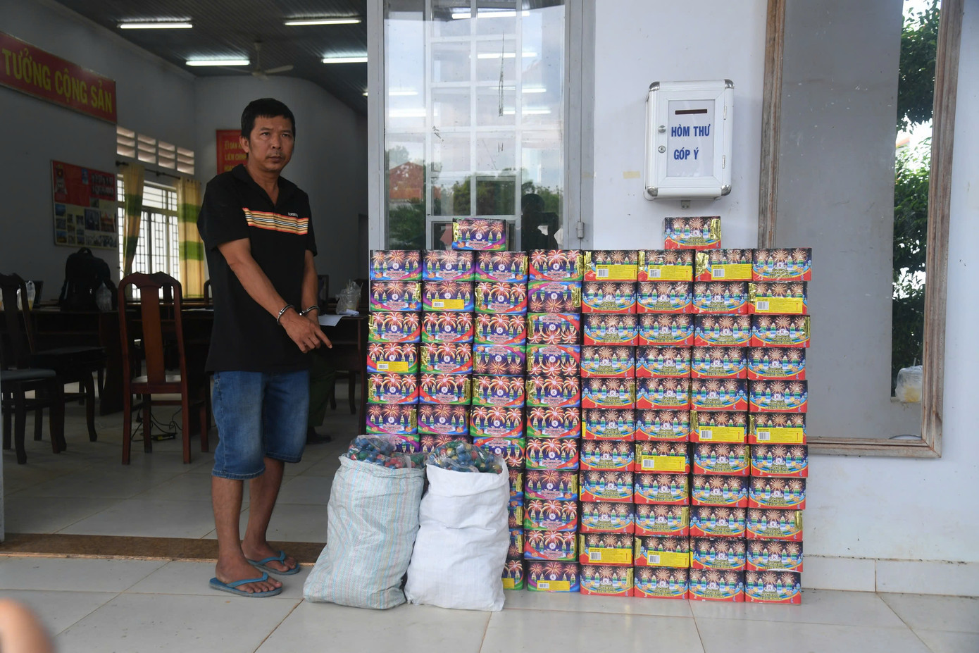 Nguyễn Văn Quốc cùng tang vật 158kg pháo nổ các loại. Ảnh: BPTN Nguyễn Văn Quốc cùng tang vật 158kg pháo nổ các loại. Ảnh: BPTN