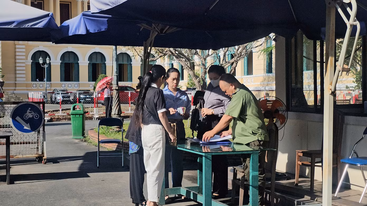 Bảo vệ tòa án làm thủ tục cho các bên tham gia phiên họp.