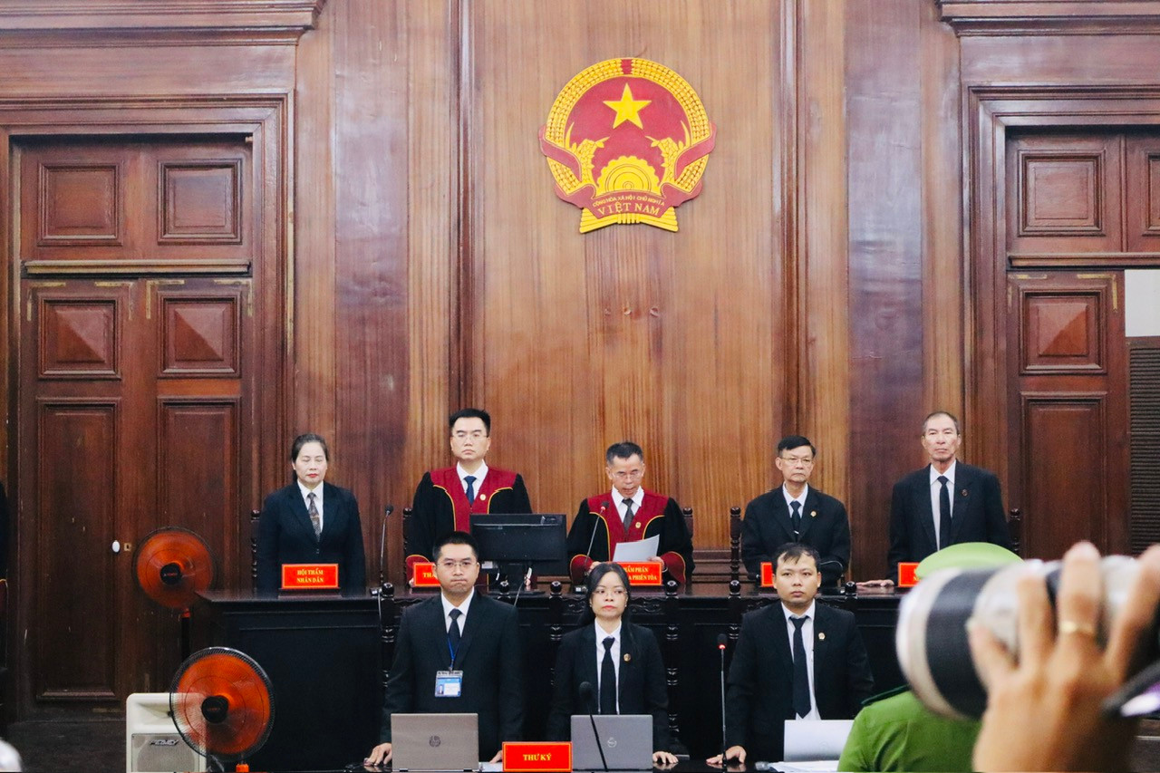 HĐXX phiên tòa sơ thẩm vụ Xuyên Việt Oil. Ảnh: Tân Châu HĐXX phiên tòa sơ thẩm vụ Xuyên Việt Oil. Ảnh: Tân Châu