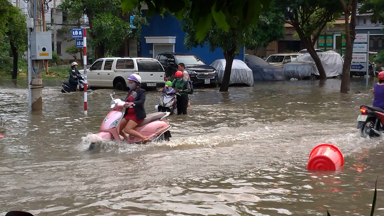 Triều cường kéo dài tại TPHCM: Rất nhiều dịch bệnh ‘rình rập’ ảnh 1