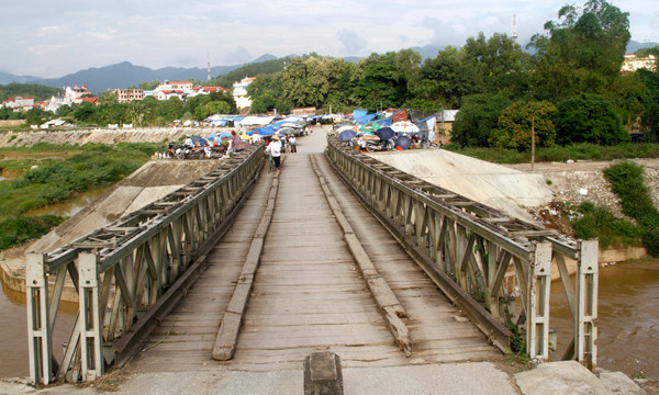 Cầu Mường Thanh là cây cầu dã chiến do người Pháp xây dựng từ cuối năm 1953, sau cuộc nhảy dù chiếm đóng Điện Biên Phủ