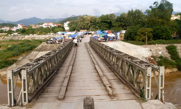 Cầu Mường Thanh là cây cầu dã chiến do người Pháp xây dựng từ cuối năm 1953, sau cuộc nhảy dù chiếm đóng Điện Biên Phủ