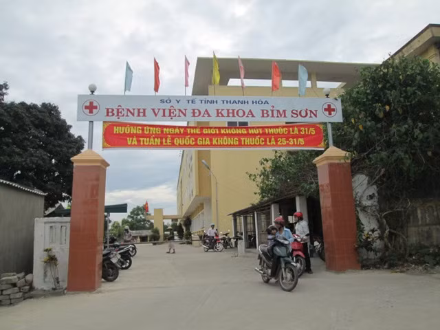 Bệnh viện Đa khoa Bỉm Sơn, nơi chẩn đoán cháu bé có bầu 4 tháng thành bệnh viêm đại tràng và viêm họng. Bệnh viện Đa khoa Bỉm Sơn, nơi chẩn đoán cháu bé có bầu 4 tháng thành bệnh viêm đại tràng và viêm họng