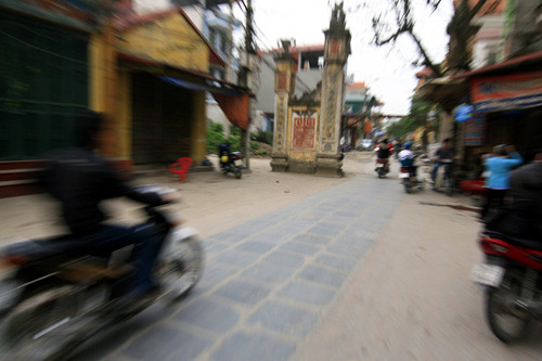 Trong văn bia còn lưu lại ở đình làng Phù Lưu viết rằng, Phù Lưu phát triển kinh tế từ rất sớm, khoảng thế kỷ XVI -XVII đã có những dòng họ lớn có đóng góp cho địa phương 400 quan tiền và 1, 2 gánh gạo