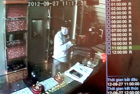 Ảnh đối tượng cướp tiệm vàng được chụp qua camera ghi lại ở tiệm vàng Thu Vinh