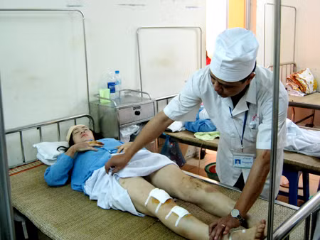 Công an quận Thanh Xuân lấy lời khai của đối tượng Tân Quán vịt nơi vợ chồng Tân ở ... và căn gác xép nơi Tân bạo hành vợ Vết rách trên tay chị Hằng được Tân dùng kim chỉ khâu quần áo tự khâu... sống. Bác sỹ thăm khám cho chị Hằng.
