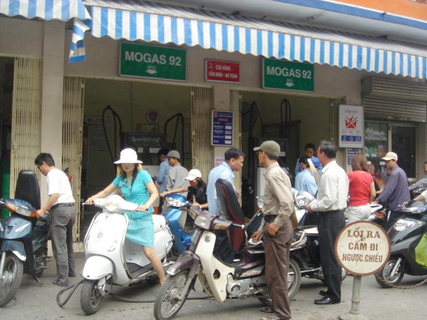 Theo các chuyên gia, phải để thị trường xăng dầu hoạt động theo đúng cơ chế thị trường Ảnh: Nguyễn Hạnh