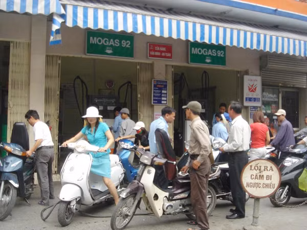 Theo các chuyên gia, phải để thị trường xăng dầu hoạt động theo đúng cơ chế thị trường Ảnh: Nguyễn Hạnh