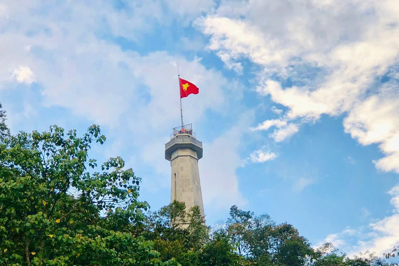 Công trình không chỉ là niềm tự hào của nhân dân Điện Biên mà còn là biểu tượng thiêng liêng khơi dậy tinh thần yêu nước, khát vọng gìn giữ từng tấc đất quê hương.