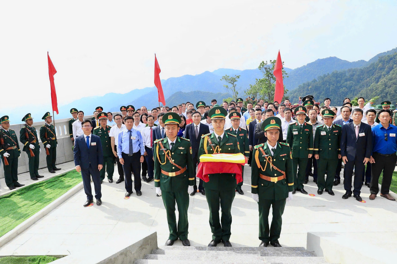 Nghi thức thượng cờ.