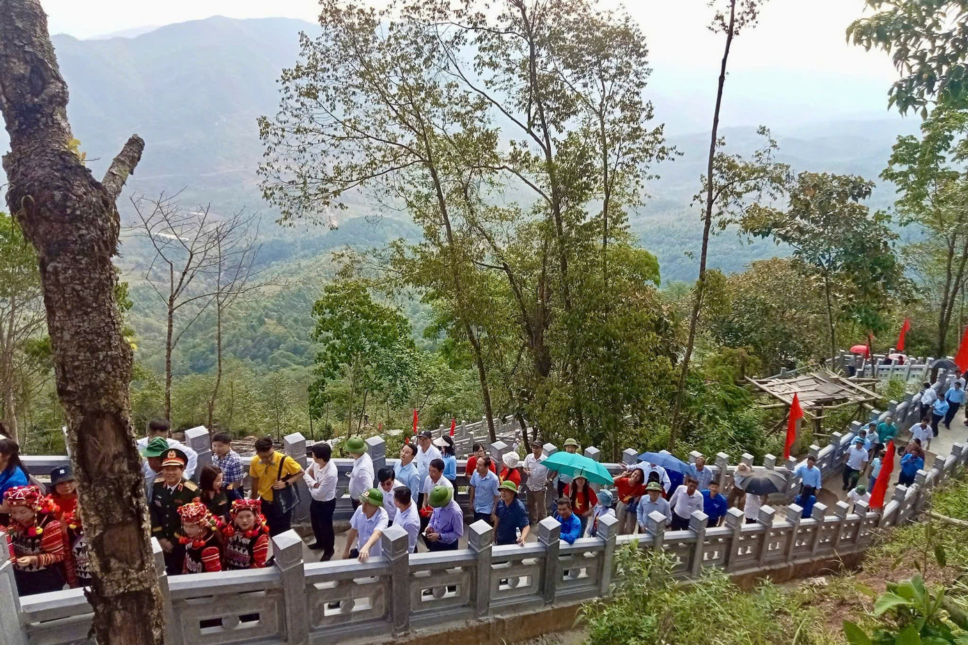 Đại biểu và nhân dân tham gia lễ thượng cờ.