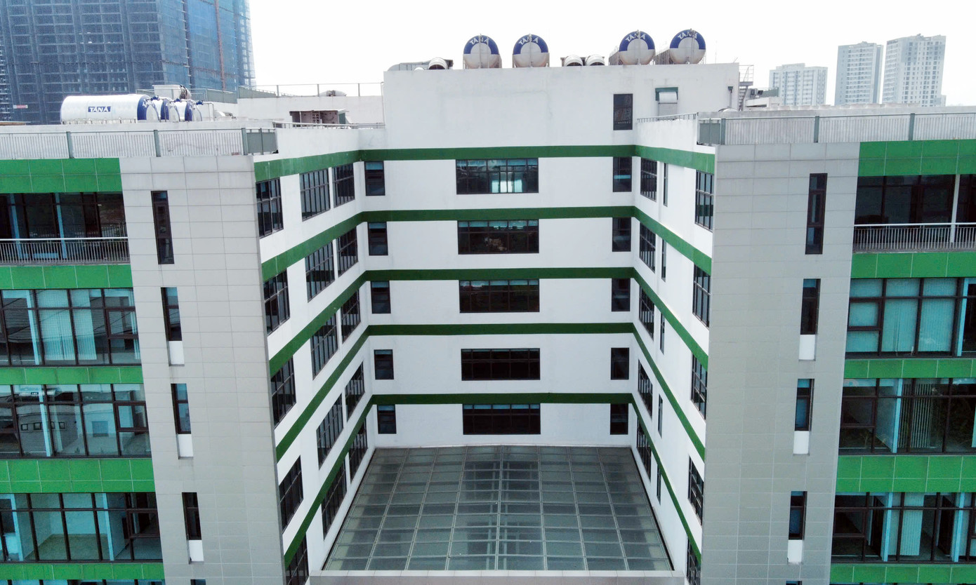 Bà P.T.N. (51 tuổi) trú tại khu Bằng A (phường Hoàng Liệt) cho biết, khu đất xây dựng bệnh viện được quây tôn, bỏ hoang từ lâu; phải đến năm 2022 mới được bắt đầu xây dựng trở lại. Đến năm 2024, toà nhà 7 tầng của khu bệnh viện đã xây xong khang trang, nhưng không hiểu sao đến nay vẫn chưa được đưa vào hoạt động để đáp ứng nhu cầu cấp thiết về khám chữa bệnh của nhân nhân. “Chúng tôi mong mỏi từng ngày bệnh viện đưa vào hoạt động, phục vụ nhu cầu khám chữa bệnh cho bà con, tránh gây lãng phí”, bà N. nói.