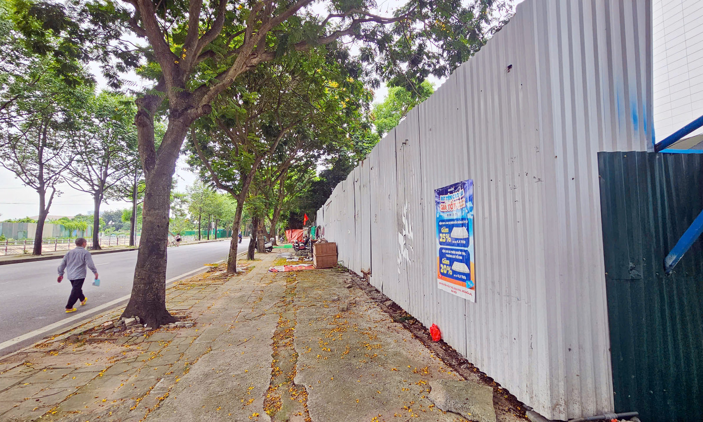 Theo ghi nhận của PV, đến nay Bệnh viện Đại học Y Dược - cơ sở Linh Đàm nằm trên phố Linh Đường (phường Hoàng Liệt) chưa được đưa vào hoạt động chính thức sau nhiều năm "vỡ" tiến độ. Phía trước khu bệnh viện vẫn đang được quây tôn, trong khi khu đất phía sau toà nhà 7 tầng còn bỏ hoang, "trồng cỏ".