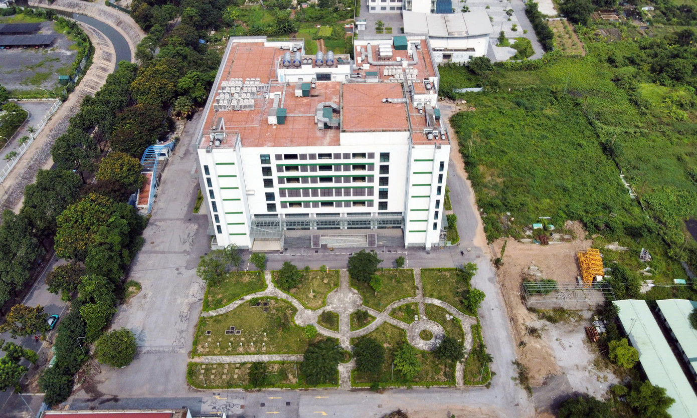 Theo ghi nhận của PV, đến nay Bệnh viện Đại học Y Dược - cơ sở Linh Đàm nằm trên phố Linh Đường (phường Hoàng Liệt) chưa được đưa vào hoạt động chính thức sau nhiều năm "vỡ" tiến độ. Phía trước khu bệnh viện vẫn đang được quây tôn, trong khi khu đất phía sau toà nhà 7 tầng còn bỏ hoang, "trồng cỏ".