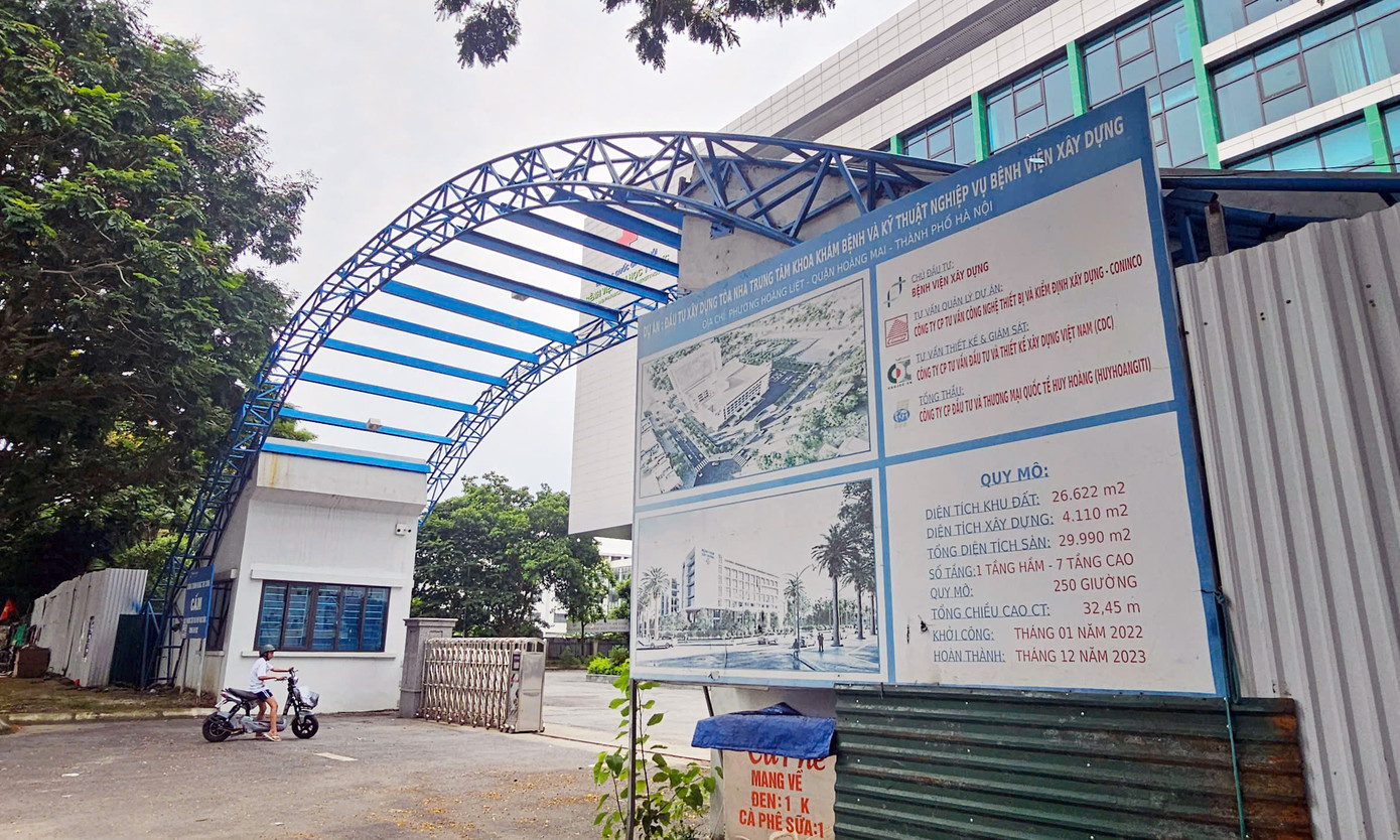 Mục tiêu của dự án là: Xây dựng tòa nhà trung tâm Khoa khám bệnh và kỹ thuật nghiệp vụ, có quy mô thích hợp, hiện đại, hoàn chỉnh, đáp ứng các nhu cầu về khám – chữa bệnh cho bệnh nhân ngành xây dựng và nhân dân vùng lân cận; tăng cường cơ sở vật chất và khai thác tối đa năng lực khám chữa bệnh của bệnh viện; đồng thời góp phần giảm tải bệnh nhân tại cơ sở Nguyễn Quý Đức…