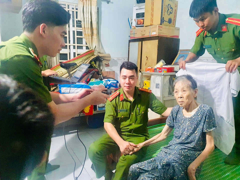 Công an Hà Nam vượt hàng nghìn cây số đi thu nhận hồ sơ cấp CCCD gắn chíp cho công dân Hà Nam đang làm việc, sinh sống tại các tỉnh, thành phố trên cả nước.