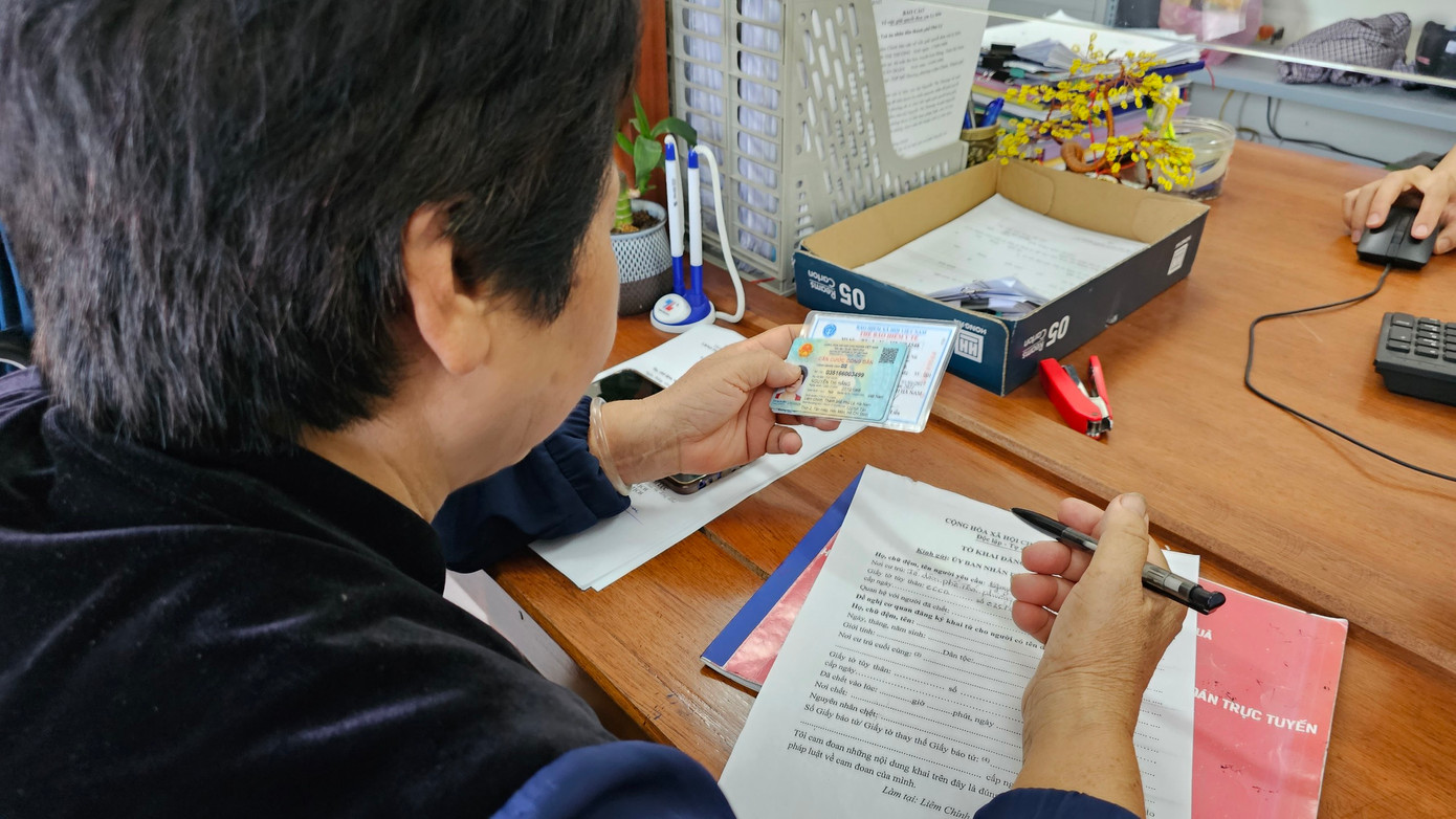 Người dân vui mừng vì giải quyết những thủ tục hành chính nhanh chóng, thuận tiện trên môi trường điện tử.