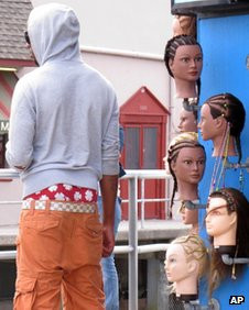 Quần cạp trễ và tụt quá hông 7,6 cm sẽ bị cấm mặc tại bãi biển của bang New Jersey của Mỹ 