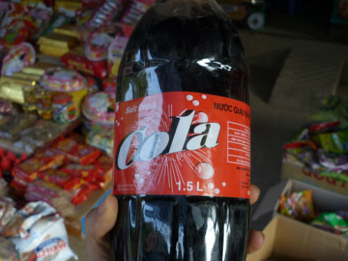 Với kiểu dáng na ná các thương hiệu nổi tiếng, chai cola này được nhiều người mua hơn cả